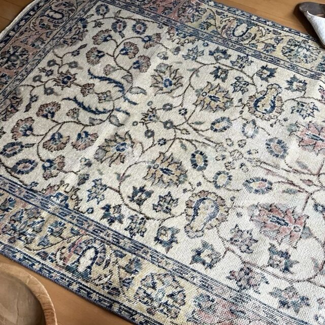 111×210 縁取りボタニカル柄 色むらあり トルコヴィンテージラグ