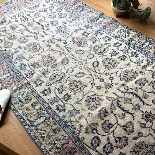 111×210 縁取りボタニカル柄 色むらあり トルコヴィンテージラグ