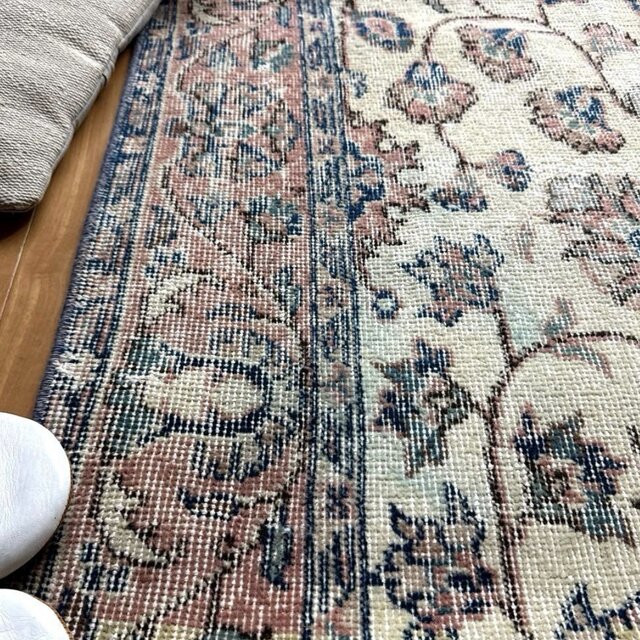 111×210 縁取りボタニカル柄 色むらあり トルコヴィンテージラグ