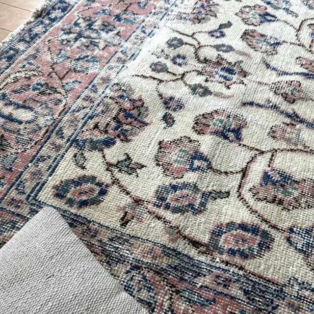 111×210 縁取りボタニカル柄 色むらあり トルコヴィンテージラグ