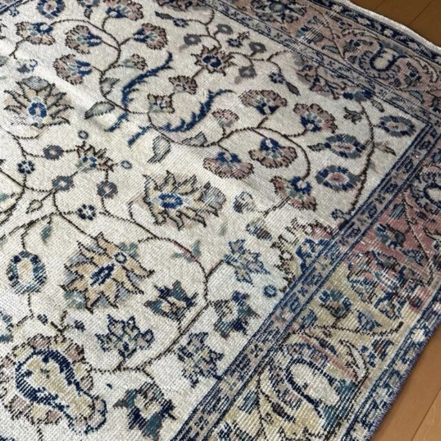 111×210 縁取りボタニカル柄 色むらあり トルコヴィンテージラグ