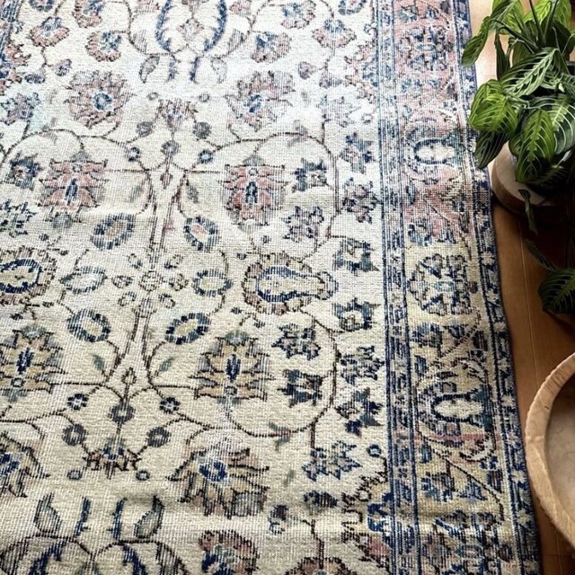 111×210 縁取りボタニカル柄 色むらあり トルコヴィンテージラグ