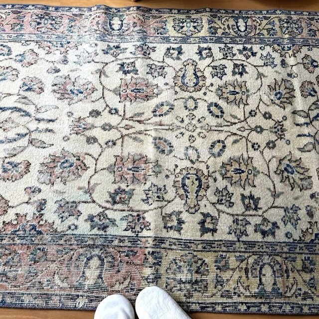 111×210 縁取りボタニカル柄 色むらあり トルコヴィンテージラグ