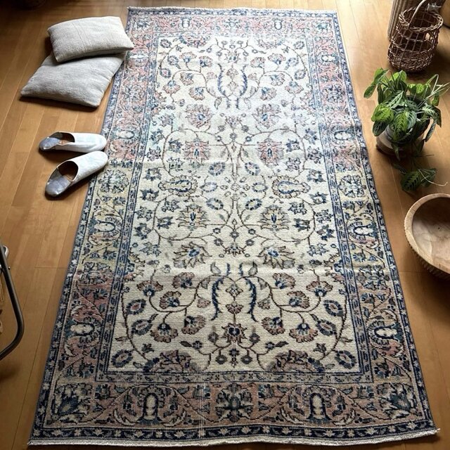 111×210 縁取りボタニカル柄 色むらあり トルコヴィンテージラグ