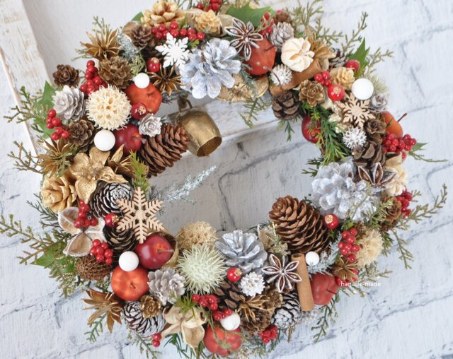 木の実のクリスマス カウベルとりんご：クリスマス ベル 木の実 りんご