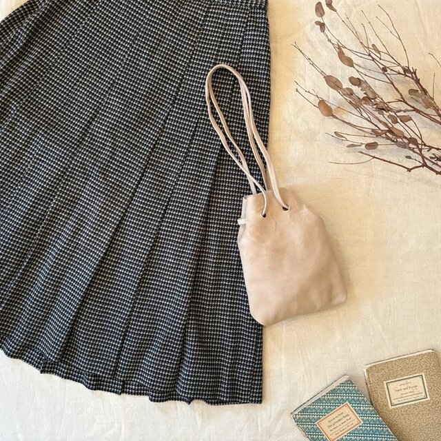 秋コーデに。スウェード スモールランタンバッグ／ベージュ｜ナチュラルな質感と軽やかなフォルム