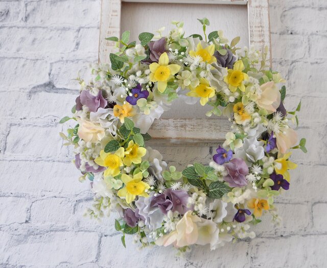 ふんわりと 水仙とちいさなすみれのリース ：春リース すみれ 白 黄色  