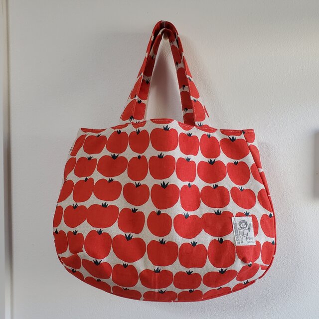 普段使いのマチたっぷりトートバッグ 北欧トマト柄