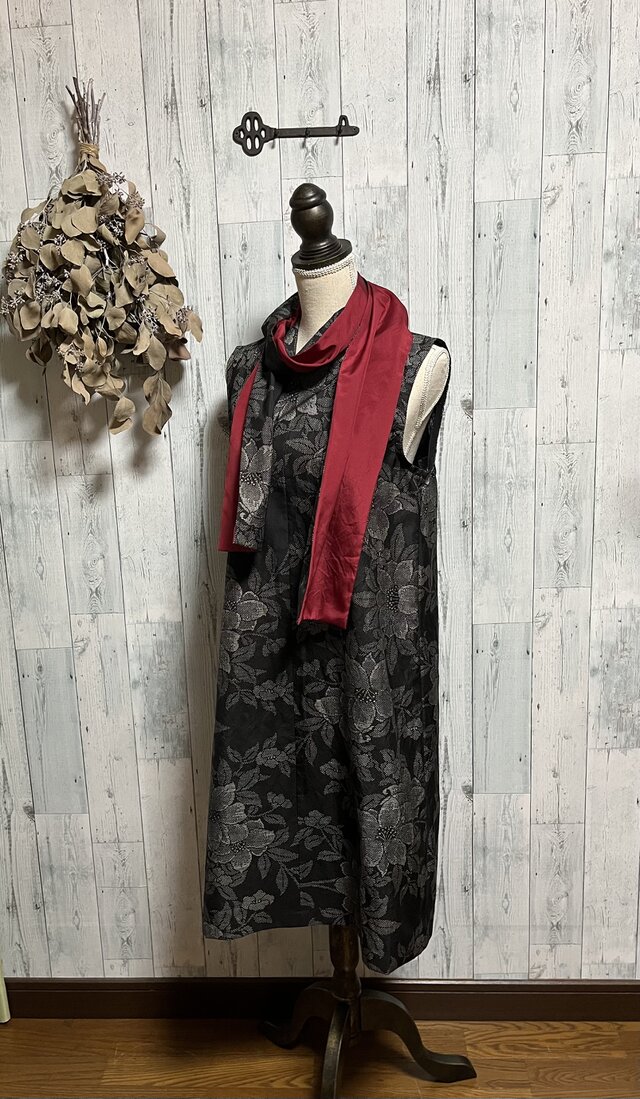 ☆大島紬の反物から　Aラインワンピース&ストール　墨黒にグレーの花柄　着物リメイク　♪
