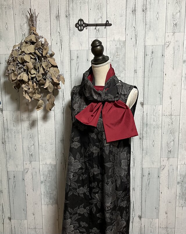 ☆大島紬の反物から Aラインワンピース&ストール 墨黒にグレーの花柄