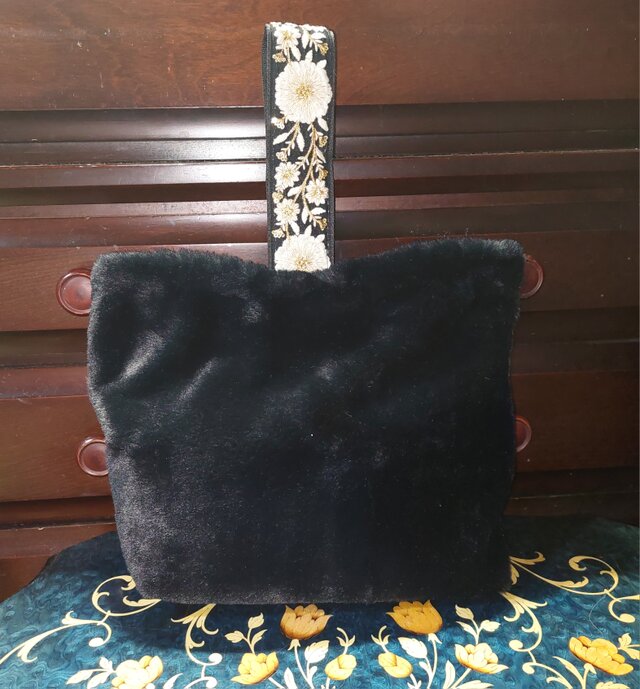 黒のボアのインド刺繍の持ち手のワンハンドルバッグ