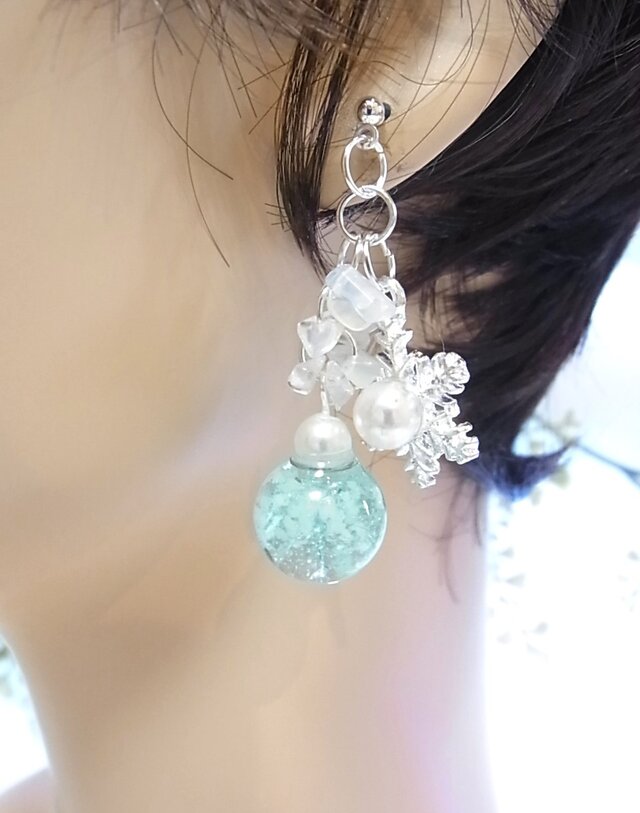 ピアス 雪の結晶 輝く夜光ガラスドーム