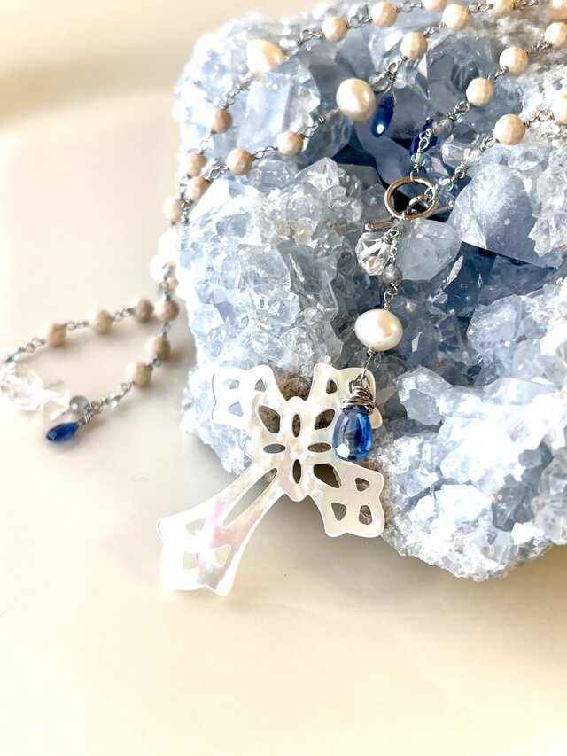 カイヤナイトと淡水パールのRネックレス