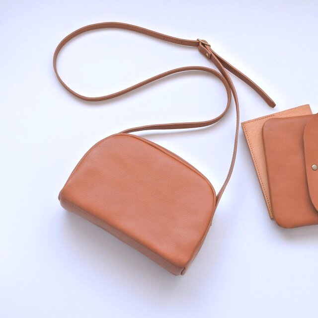 かまぼこポシェット（キャメル）