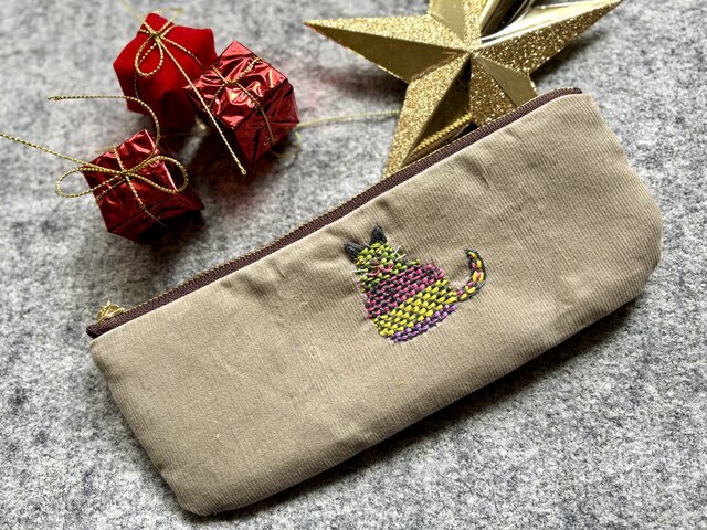 手刺繍のペンケース（猫） | iichi 日々の暮らしを心地よくする