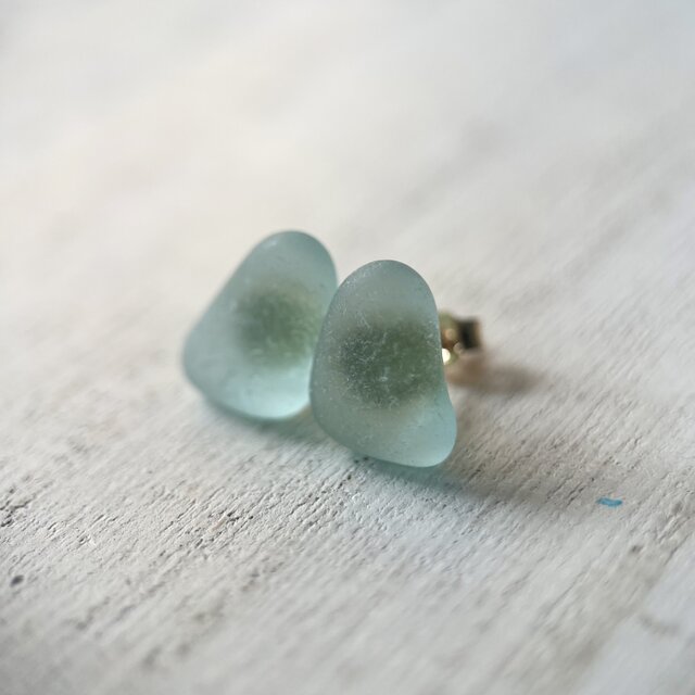 《14kgf》空色シーグラスのスタッズピアス