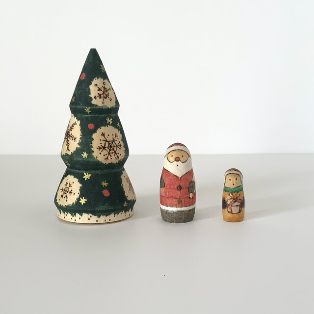 クリスマスツリー マトリョーシカ　サンタ・プレゼントをもらった子