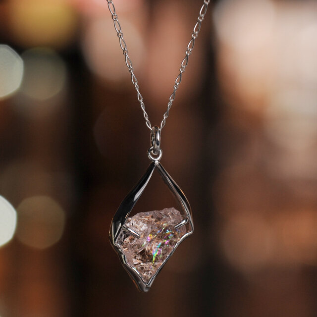 モルガナイト原石のペンダント