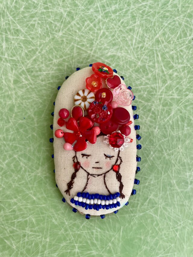 女の子のブローチ　ヴィンテージボタンとビーズ　送料無料