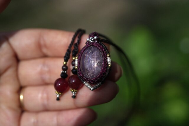 スタールビーのマクラメネックレス 半貴石の謎☆スタールビー マクラメネックレス1869 | iichi 日々の