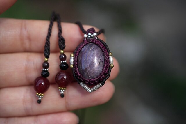 スタールビー　アメジスト　マクラメネックレス 半貴石の謎☆スタールビー マクラメネックレス1869 | iichi 日々の