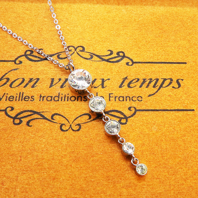 大きさの異なる5連のラインストーンが揺れるエレガントなネックレス フォーマル アジャスター付 長さ変更可