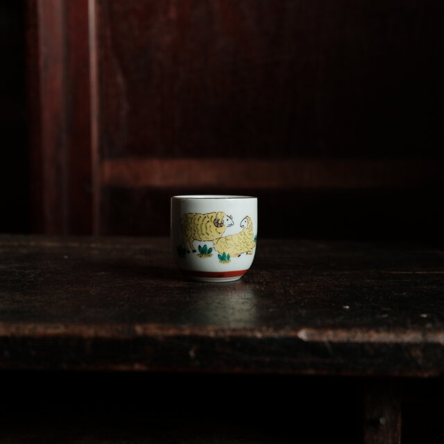 休息する2匹の黄色い羊（未）◆九谷焼　干支文色絵金彩猪口　昭和レトロ　酒器　コレクション　プリント・転写　i6