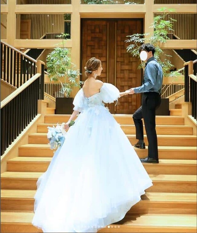 実例写真！美品！カラードレス 薄青 パフスリーブ 美しい花レース 憧れのドレス 揺らめく裾 拳式/前撮り