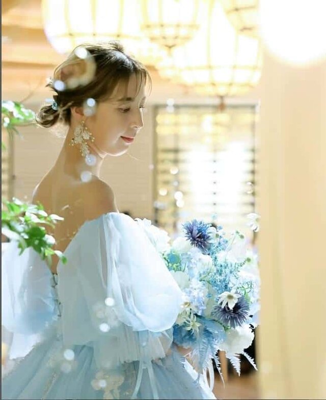 実例写真！美品！カラードレス 薄青 パフスリーブ 美しい花レース 憧れ 