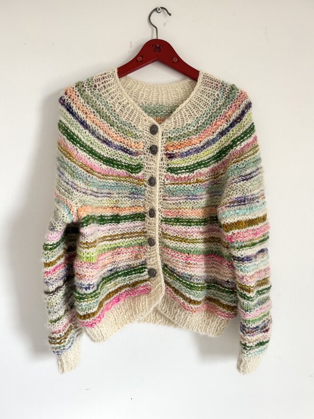 手紡ぎ毛糸で編んだカーディガン