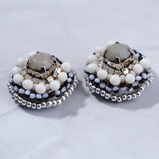 おしゃべりなピアス・イヤリング60｜グレーのビジュー×ブラック×大ぶり 