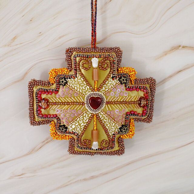 変形クロスのオーナメント No.2｜イエロー×レッド｜ビーズ刺繍×サテン
