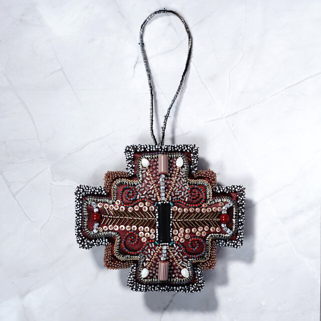 変形クロスのオーナメント No.3｜ワインレッド×ブラック｜ビーズ刺繍