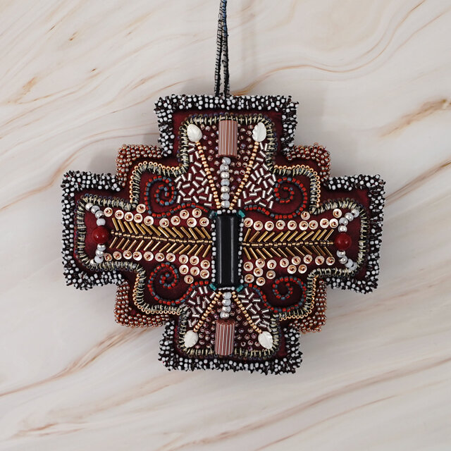 変形クロスのオーナメント No.3｜ワインレッド×ブラック｜ビーズ刺繍