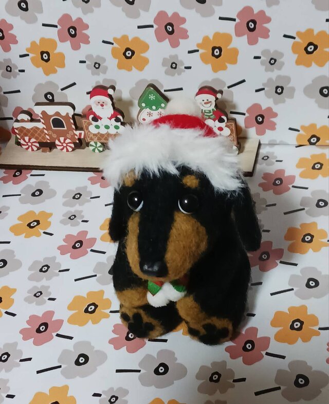 羊毛フェルト サンタ帽子の大き目ダックスちゃん　ケーキ付き