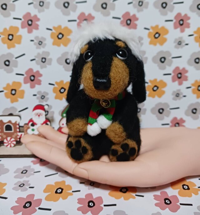 羊毛フェルト サンタ帽子の大き目ダックスちゃん ケーキ付き | iichi