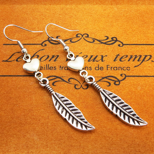 シルバーカラーのフェザー（羽）とハートのフックピアス アンティーク 銀古美 サージカル可