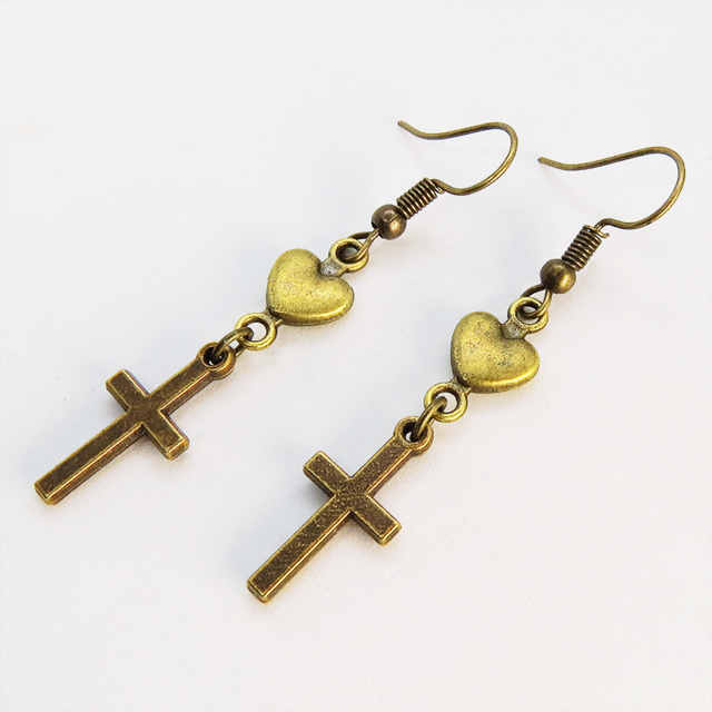 アンティークゴールド ロザリオ（十字架）とハートのシンプルでコンパクトなピアス