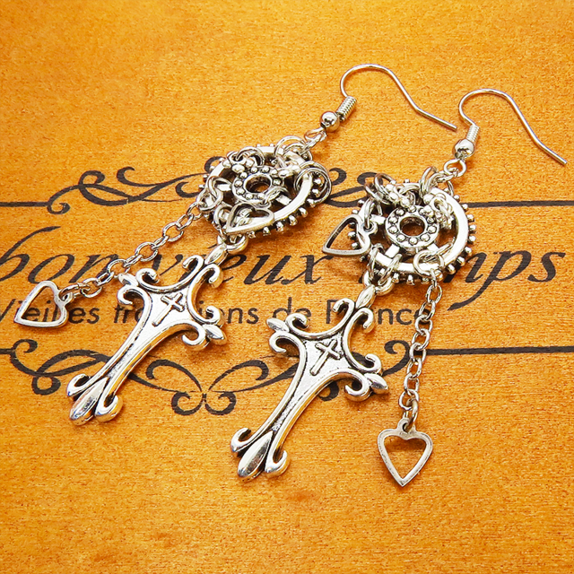 アンティークシルバー ロザリオと歯車・ギアのスチームパンク風チェーンピアス ハート サージカル可