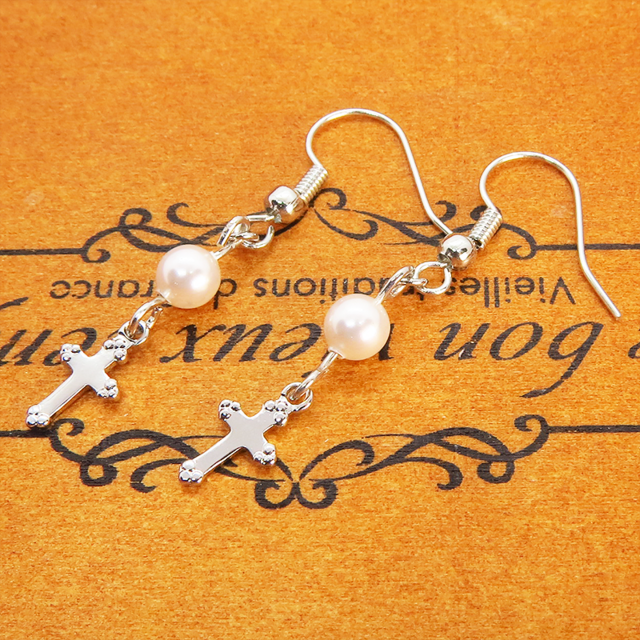 シルバーカラー　ロザリオ（十字架）とスワロフスキーパール（クリスタルホワイト）のコンパクトなピアス サージカル可