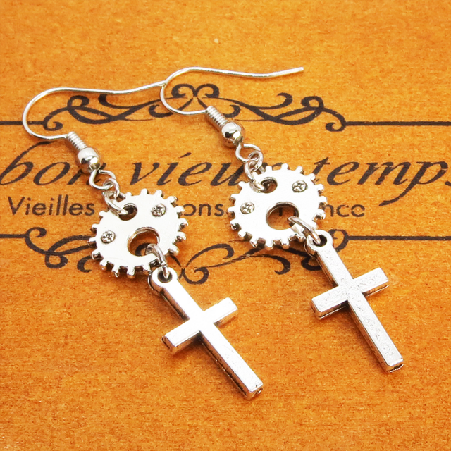 アンティークシルバー ロザリオと歯車のコンパクトなピアス スチームパンク風 シンプル サージカル可