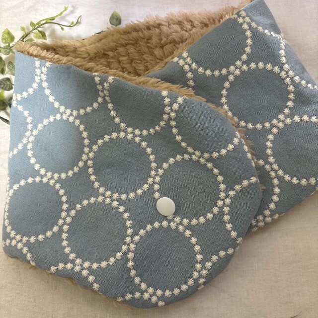 ハンドメイド☆ネックウォーマー北欧リネン水色サークル刺繍ファ