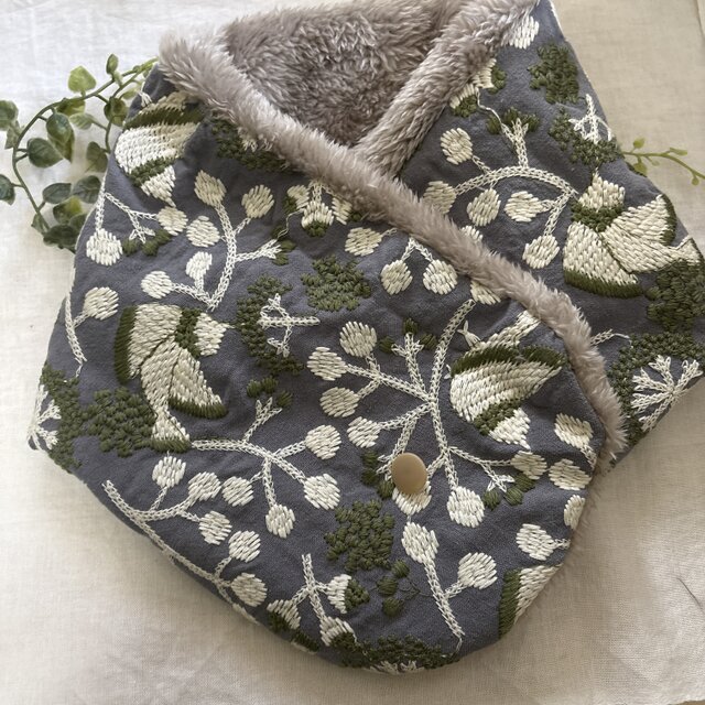 ハンドメイド☆ネックウォーマー北欧リネン鳥と実リーフ刺繍ファ