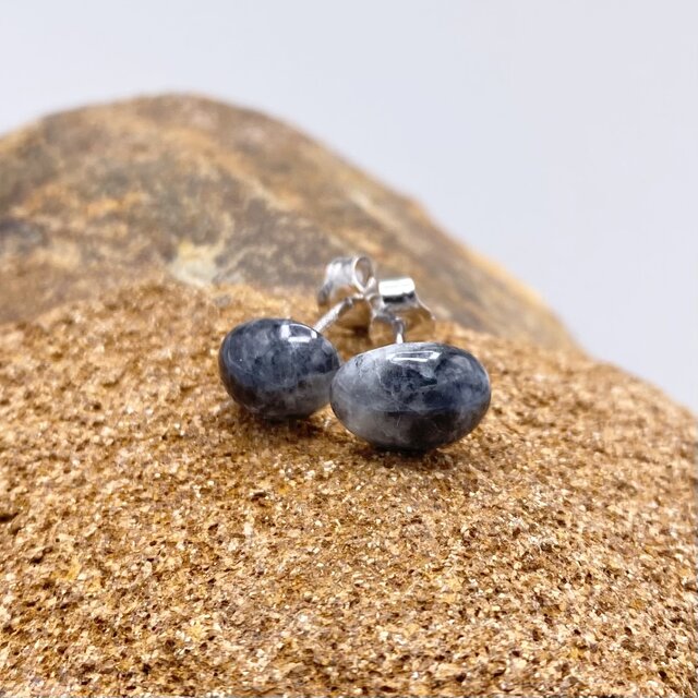 美品　モーシッシ　翡翠　ピアス　ハンドメイド　シルバー925 糸魚川黒翡翠のシルバーピアス☆原石から磨いた1点もの！ | iichi