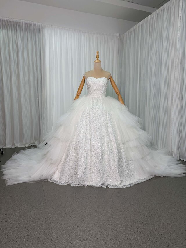 豪華！ウエディングドレス ベアトップ ビジューレース キラキラスパンコール 華やかなトレーン 拳式/前撮り