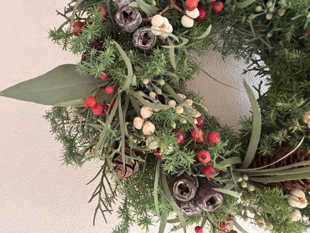 フサフサなコアラファンとナンキンハゼを紡いだシックなリース　クリスマス　リース フサフサなコアラファンとナンキンハゼを紡いだシックなリース