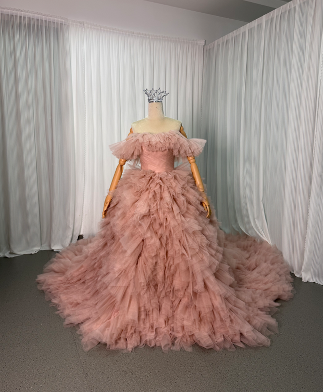 豪華！カラードレス ピンク オフショルダー 柔らかく重ねたチュールスカート ロングトレーン デザイン感 花嫁