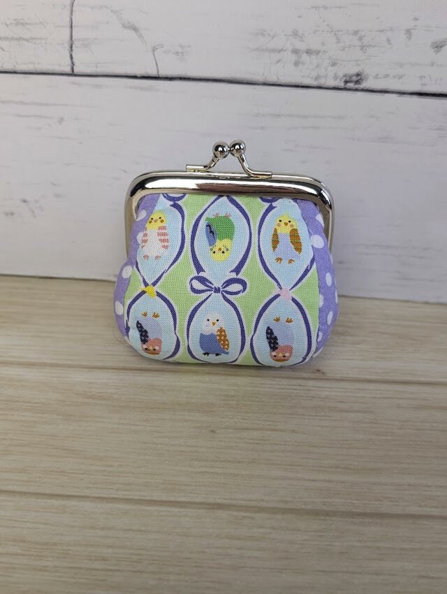 可愛いインコが並ぶぷっくり手のひらお手玉がま口