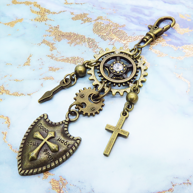 アンティークゴールド 歯車と盾（シールド）モチーフの組み合わせたスチームパンクキーホルダー バッグチャーム 金具変更可