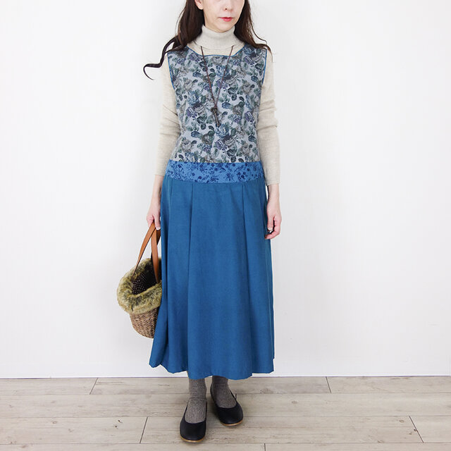 紺碧コーデュロイとアンティークローズフランネル・切替プリーツワンピース
